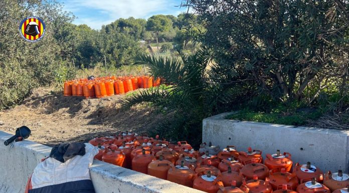Caen más de 200 bombonas de butano tras un accidente en la A-7 a su paso por Godella