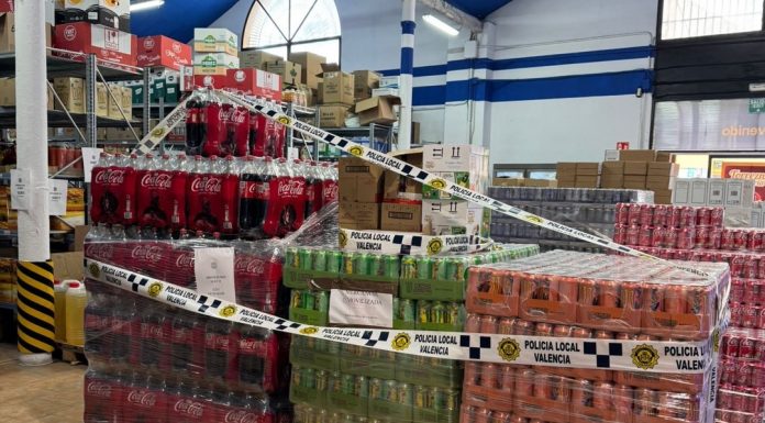 Decomisan 73.000 latas de refrescos y 3.000 chocolatinas sin etiquetado