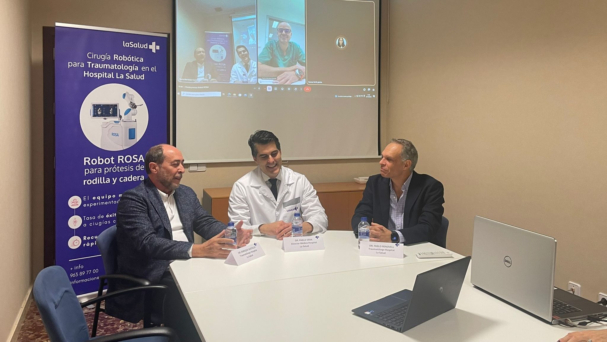 Doctores de Hospital La Salud presentando el robot ROSA