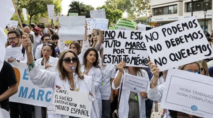 Arranca la macrohuelga médica en València con largas colas en centros de salud Macrohuelga de médicos. EFE