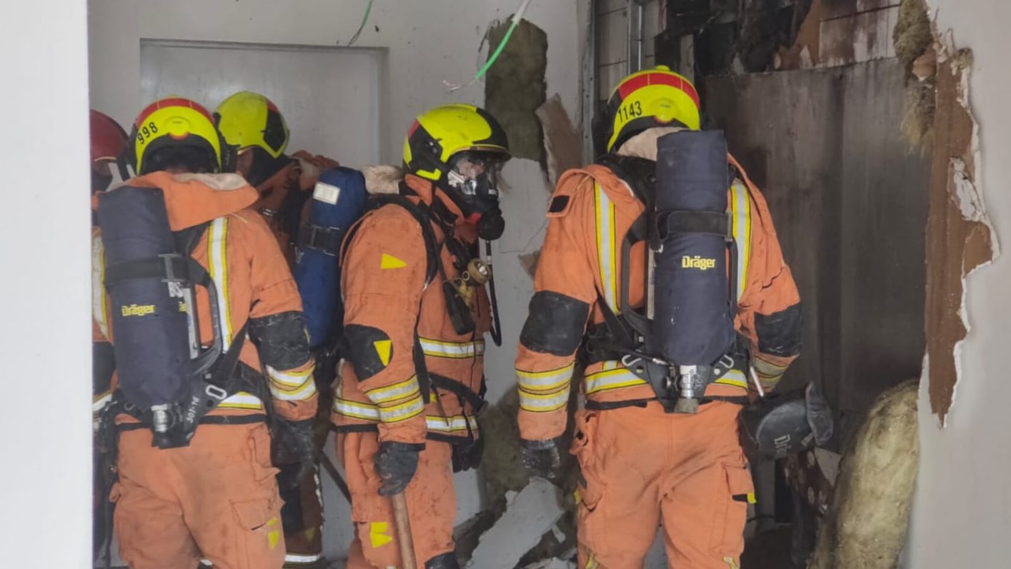Bomberos del Consorcio acceden al interior del local