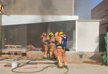 Un incendio en un local de Bonaire provoca una densa humareda en el centro comercial Incendio en un local de Bonaire