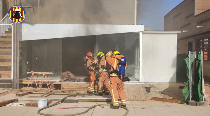 Un incendio en un local de Bonaire provoca una densa humareda en el centro comercial Incendio en un local de Bonaire