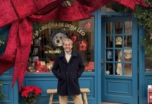 La librería de Màxim Huerta, el ‘Notting Hill’ valenciano que brilla en Navidad Máximo Huerta en su librería decorada por Navidad