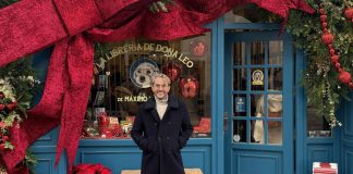 Máximo Huerta en su librería decorada por Navidad