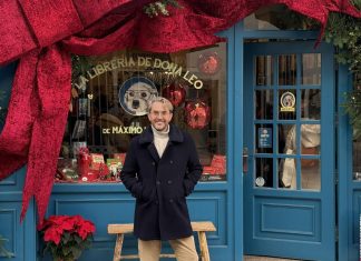 Máximo Huerta en su librería decorada por Navidad