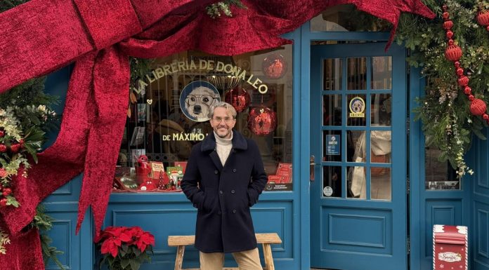La librería de Màxim Huerta, el ‘Notting Hill’ valenciano que brilla en Navidad Máximo Huerta en su librería decorada por Navidad
