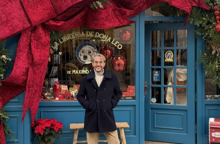 Máximo Huerta en su librería decorada por Navidad