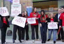 Baño de millones en la Comunitat Valenciana: estos son los municipios que más premios han repartido Los trabajadores de la administración de lotería Castillo de Alaquàs celebran la venta de una serie del cuarto premio 78.477 y una del quinto premio 23.112 de la lotería de Navidad. EFE/Manuel Bruque Millones en Alaquàs