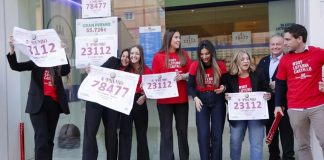Los trabajadores de la administración de lotería Castillo de Alaquàs celebran la venta de una serie del cuarto premio 78.477 y una del quinto premio 23.112 de la lotería de Navidad. EFE/Manuel Bruque Millones en Alaquàs