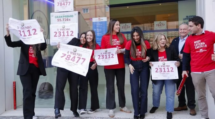 Baño de millones en la Comunitat Valenciana: estos son los municipios que más premios han repartido Los trabajadores de la administración de lotería Castillo de Alaquàs celebran la venta de una serie del cuarto premio 78.477 y una del quinto premio 23.112 de la lotería de Navidad. EFE/Manuel Bruque Millones en Alaquàs