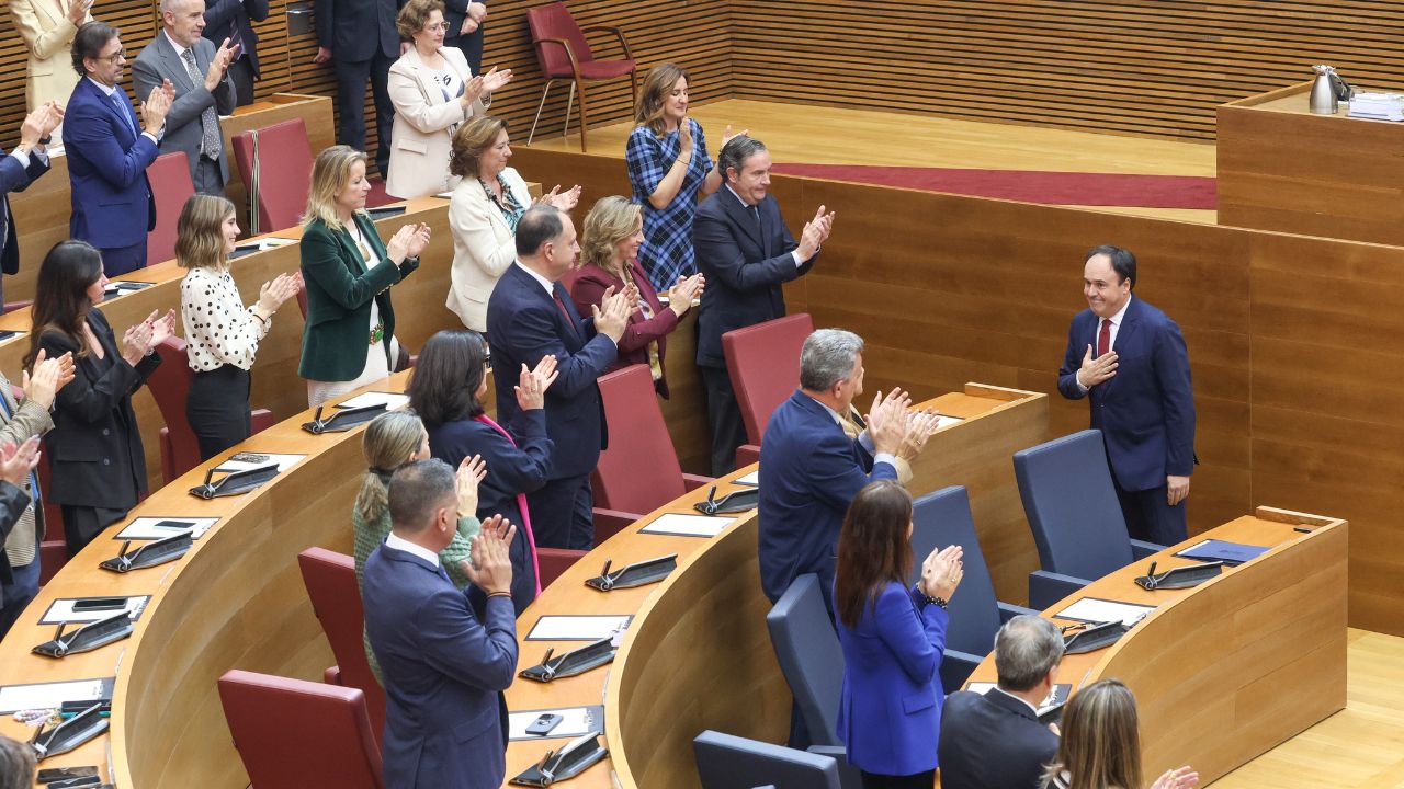 Pérez Llorca recibe el aplauso de la bancada popular