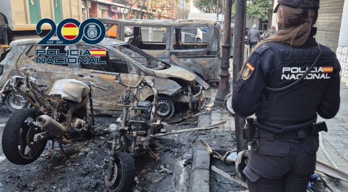 Detenido por incendiar 18 contenedores y dañar más de 30 vehículos en Valencia Detenido por incendiar 18 contenedores y dañar más de 30 vehículos en Valencia