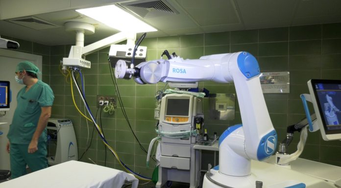La inteligencia artificial llega a los hospitales valencianos: así es ROSA, el robot cirujano ROSA, el nuevo robot con inteligencia artificial