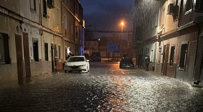 Evacuadas 38 personas en Pobla Llarga por riesgo de inundación del barranco de Barxeta Imagen de una de las calles de la localidad inundada