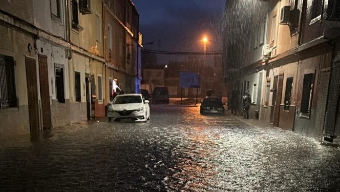 Imagen de una de las calles de la localidad inundada
