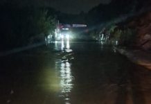 Varios conductores se quedan atrapados en Torrent por el agua tras saltarse una cinta policial