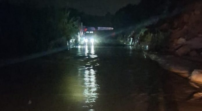 Varios conductores se quedan atrapados en Torrent por el agua tras saltarse una cinta policial