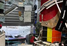 Una banda de aluniceros asalta una mítica tienda de fotografía en el centro de Valencia