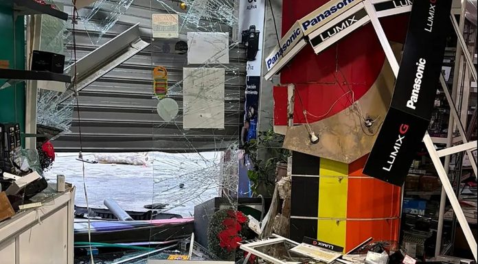 Una banda de aluniceros asalta una mítica tienda de fotografía en el centro de Valencia