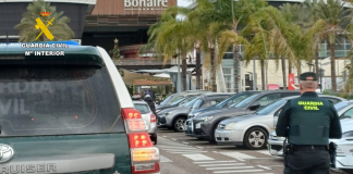 Rescatan a un bebé encerrado en un coche en el parking de Bonaire