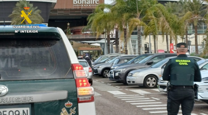 Rescatan a un bebé encerrado en un coche en el parking de Bonaire Rescatan a un bebé encerrado en un coche en el parking de Bonaire