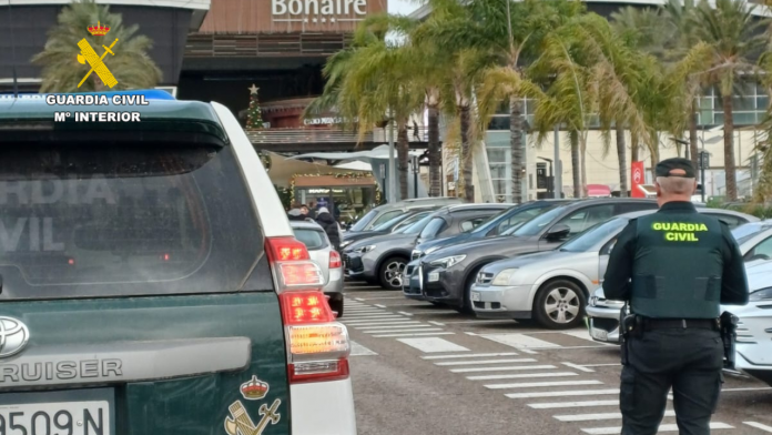 Rescatan a un bebé encerrado en un coche en el parking de Bonaire