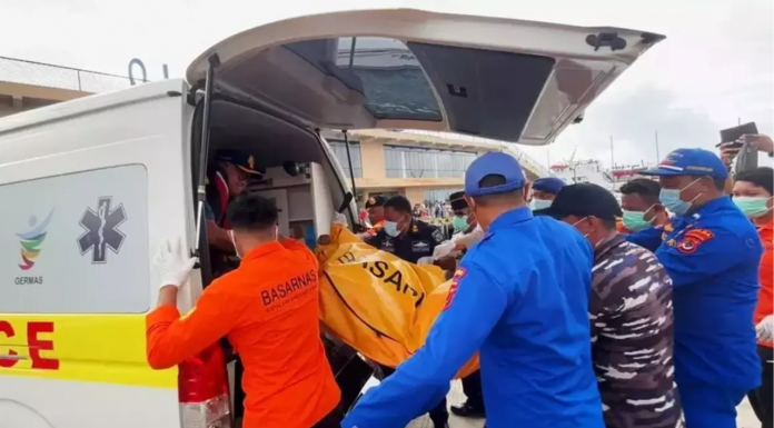 Localizan el cuerpo de una de las menores valencianas desaparecidas en el naufragio de Indonesia Hallan el cuerpo de uno de los menores desaparecidos tras el naufragio en Indonesia