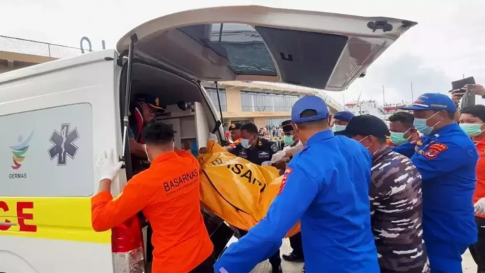 7televalencia-indonesia Hallan el cuerpo de uno de los menores desaparecidos tras el naufragio en Indonesia