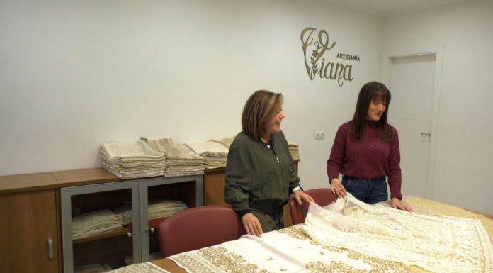 Así se crea una manteleta fallera: el método artesanal de Artesanía Viana