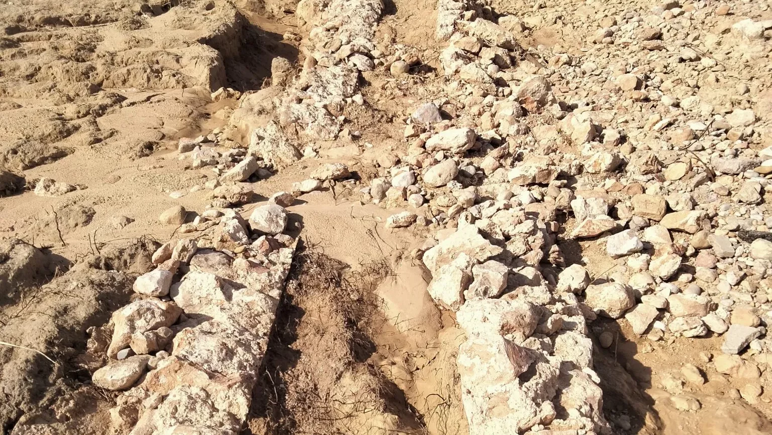 Aflora un tramo de 120 metros de la acequia medieval del Reg Mil·lenari del Barranco de l’Horteta en Torrent tras la DANA