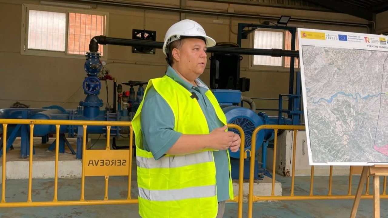 El alcalde de Pedralba, Andoni León, en una visita a las obras de reconstrucción de la DANA