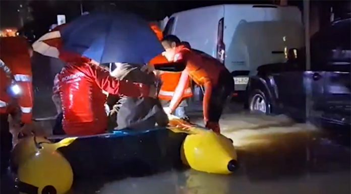 Rescatan a dos ancianos en una planta baja de Carcaixent