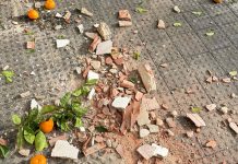 Los bomberos tiene que actuar ante los desprendimientos de una fachada junto al jardín de Ayora