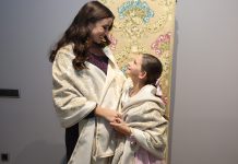 Mar de Seda entrega los pañolones oficiales a las Falleras Mayores de València y a sus Cortes