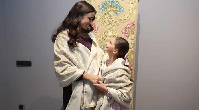 Mar de Seda entrega los pañolones oficiales a las Falleras Mayores de València y a sus Cortes