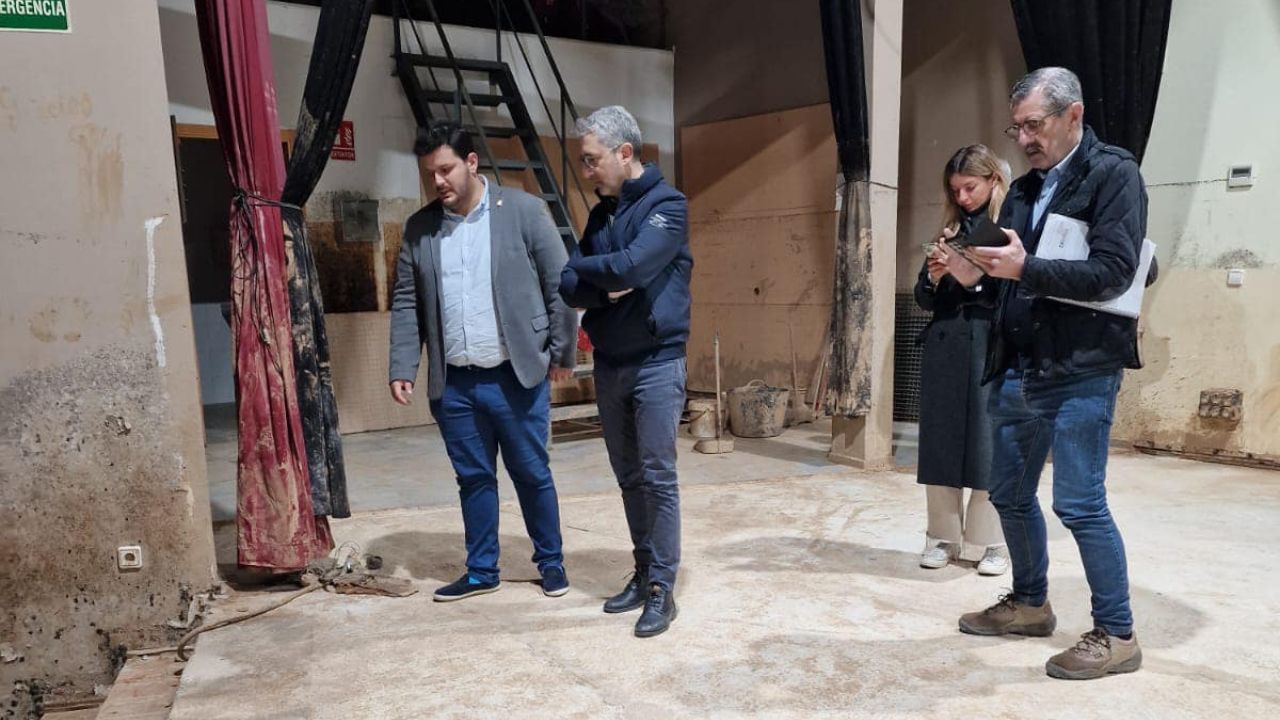 José Miguel Ferris en uno de los edificios públicos de Albal más afectados por la DANA