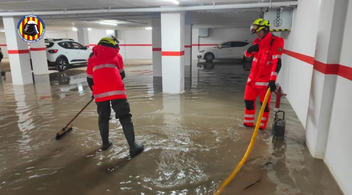 La lluvia vuelve a golpear la zona cero de la DANA: miedo, inundaciones puntuales y cansancio vecinal en l’Horta Sud El Consorcio Provincial de Bomberos ha tenido que actuar ante la inundación de garajes en Catarroja
