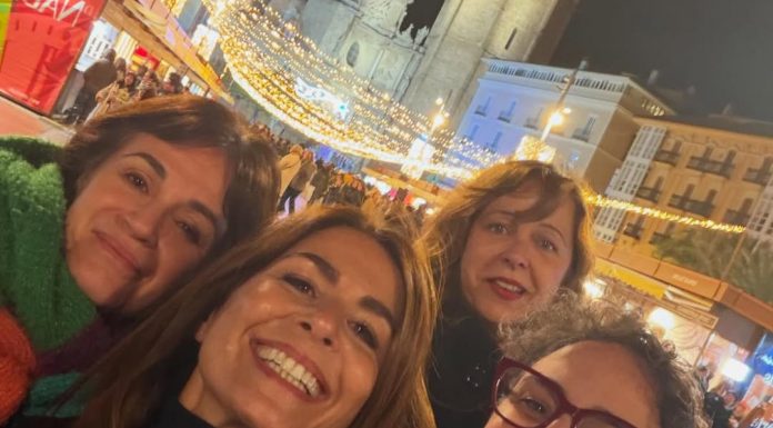Nuria Roca disfruta de la Navidad por el centro de Valencia