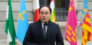 Las cinco grandes demandas que Pérez Llorca llevará a Sánchez en su primera reunión en Moncloa El president de la Generalitat Valenciana, Juanfran Pérez Llorca, el Día de la Constitución, este sábado, en Madrid. EFE/Borja Sánchez-Trillo