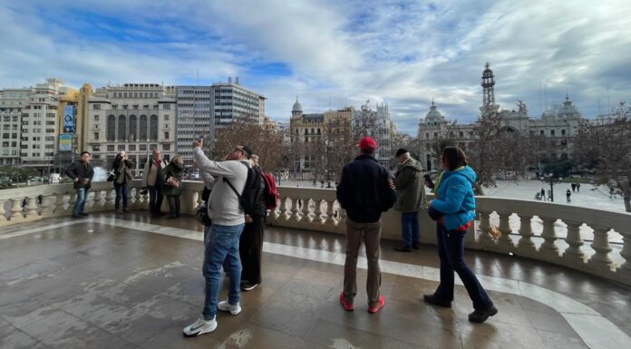 Cerca de 600 personas se hacen un selfi en el balcón del Ayuntamiento cada día