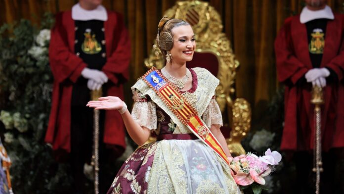 7TeleValencia - Exaltación FMV Bailarines que actuaron en las Olimpiadas y la cantante de La Crida: así será la exaltación de las Falleras Mayores de València 2026