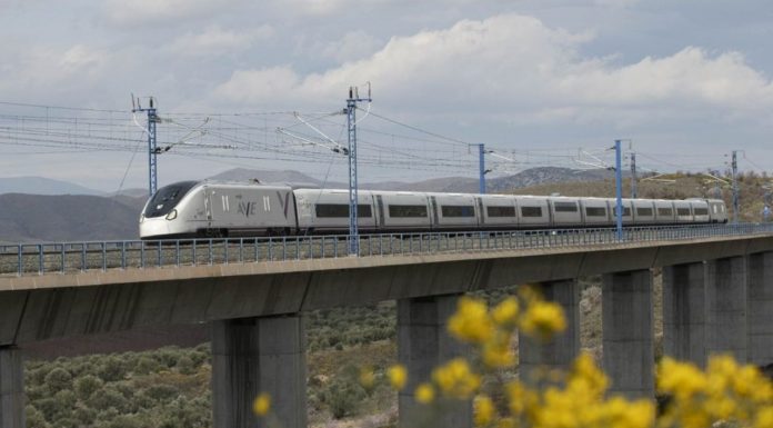 Renfe lanza sus ‘Superprecios’: billetes desde 7 euros para viajar por toda España y Europa Imagen de archivo de un AVE