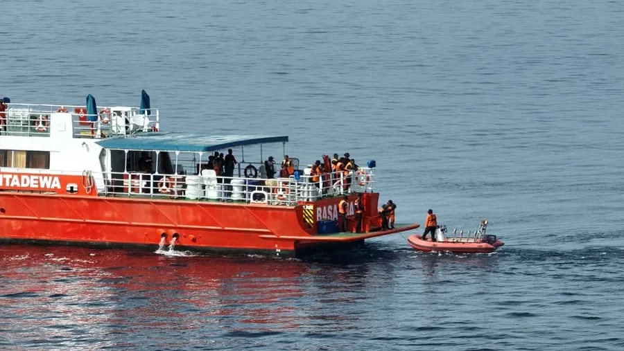 Agencia Nacional de Búsqueda y Rescate de Indonesia (Basarnas) en los trabajos de localización de Quique