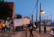 Metrovalencia mantiene interrumpida la Línea 6 tras el impacto de un camión en la catenaria Camión accidentado en Ernest Lluch. FGV