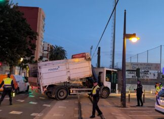 Camión accidentado en Ernest Lluch. FGV