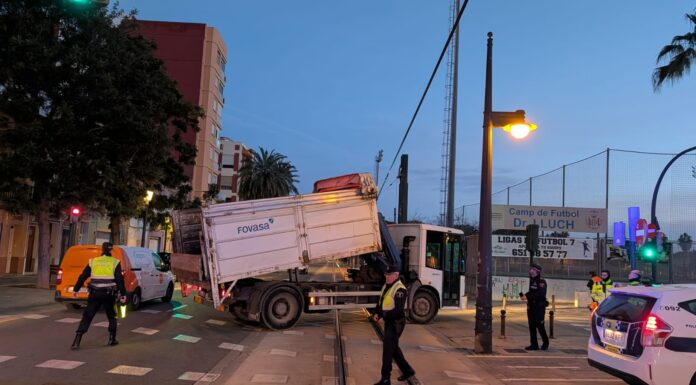 Metrovalencia mantiene interrumpida la Línea 6 tras el impacto de un camión en la catenaria Camión accidentado en Ernest Lluch. FGV