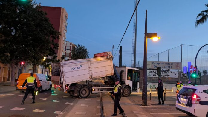 7televalencia accidente camión tranvía Camión accidentado en Ernest Lluch. FGV