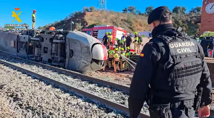 Dos mujeres valencianas siguen desaparecidas tras la tragedia de Adamuz La Guardia Civil visita el lugar del accidente de trenes cerca de Adamuz, personas desaparecidas