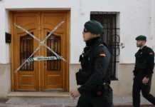 Prisión para el hombre acusado de asesinar al niño de 13 años en Sueca Miembros de la Guardia Civil en el portal donde se cometió el crimen en Sueca (Valencia). EFE/Ana Escobar